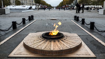 Bing wallpaper November 10, 2025. Tombe du soldat inconnu sous l’Arc de Triomphe à Paris lors des commémorations du 11 novembre (© Ludovic Marin/Getty Images)