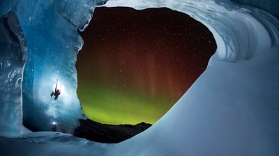 Bing wallpaper May 26, 2021. ｢アサバスカ氷河｣カナダ, アルバータ州 (© Paul Zizka/Aurora Photos)