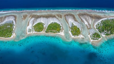 Bing wallpaper July 2, 2023. トゥアモトゥ諸島にあるカウエヒ環礁, フランス領ポリネシア (© WaterFrame/Alamy)