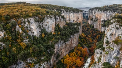 Bing wallpaper October 31, 2025. Foz de Arbaiun, Navarra, España (© Martín Zalba/500px/Getty Images)