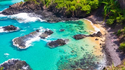 Bing wallpaper January 30, 2025. Vista de Baía dos Porcos em Fernando de Noronha (© Reuber Duarte/Getty Images)