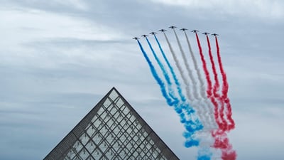Bing wallpaper July 13, 2024. La Patrouille de France au-dessus de la pyramide du Louvre pendant la cérémonie du 14 juillet, Paris (© Aurélien Meunier/Getty Images)