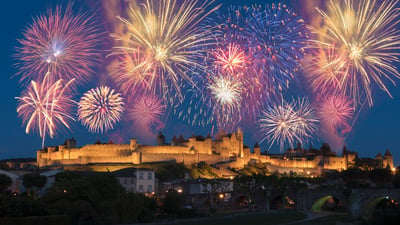 Bing wallpaper July 13, 2023. Feu d'artifice du 14 juillet à Carcassonne, Occitanie (© Buena Vista Images/Getty Images)