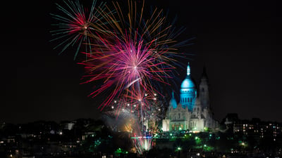 Bing wallpaper July 13, 2026. Feux d’artifice face à la basilique du Sacré-Cœur, Montmartre, Paris (© marc_land/Getty Images)