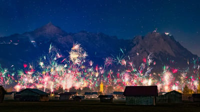 Bing wallpaper December 30, 2024. Silvesterfeuerwerk über der Stadt Garmisch-Partenkirchen mit Blick auf die Zugspitzgruppe, Bayern (© Marc Hohenleitner/Huber/eStock Photo)