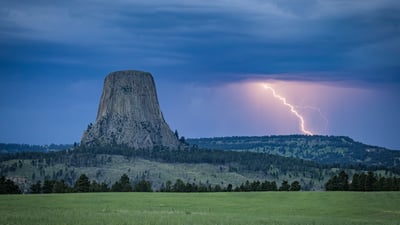 Bing wallpaper September 24, 2025. Monumento Nacional da Torre do Diabo, Wyoming, EUA (© Laura Hedien/Getty Images)