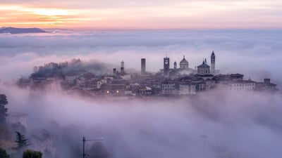 Bing wallpaper January 5, 2026. Città Alta di Bergamo avvolta dalla nebbia, Lombardia (© Gambarini Gianandrea/Shutterstock)