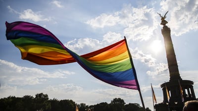 Bing wallpaper July 26, 2019. Ein Teilnehmer schwenkt die Regenbogen-Flagge auf dem 40. Christopher Street Day vor der Siegessäule am 28. Juli 2018 in Berlin, Deutschland (© Carsten Koall/Getty Images News)