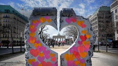 Bing wallpaper November 9, 2019. The Brandenburg Gate seen through a heart-shaped replica of a remnant of the Berlin Wall (© Britta Pedersen/picture alliance via Getty Images)