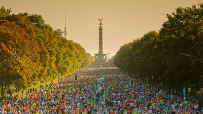 Bing wallpaper September 23, 2023. Berlin Marathon Skyline mit Sonnenlicht, Berlin (© Matthias Makarinus/Getty Images)