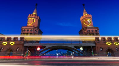 Bing wallpaper November 8, 2025. Herzen auf den Türmen der Oberbaumbrücke, Berlin (© fhm/Getty Images)
