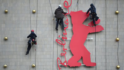 Bing wallpaper February 15, 2023. Industriekletterer besteigen den Berlinale-Bären im Kino Zoo-Palast, Berlin (© Britta Pedersen/dpa/Alamy Live News)
