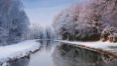 Bing wallpaper January 28, 2022. Le Canal de Berry après une chute de neige, Loir-et-Cher, Centre (© robertharding/Alamy Stock Photo)