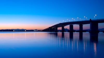 Bing wallpaper September 26, 2019. ｢夜明けの琵琶湖大橋｣ 滋賀県 (© Hiroshi Kusumoto/EyeEm/Getty Images)