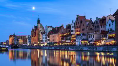 Bing wallpaper September 7, 2025. Gdansk às margens do rio Motława, Polônia (© Oscar Dominguez/TANDEM Stills + Motion)
