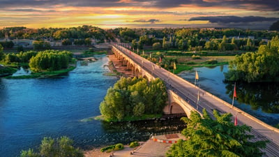 Bing wallpaper April 10, 2025. Vue aérienne du pont Wilson sur la Loire au crépuscule, Tours (© Cristian Mircea Balate/Getty Images)