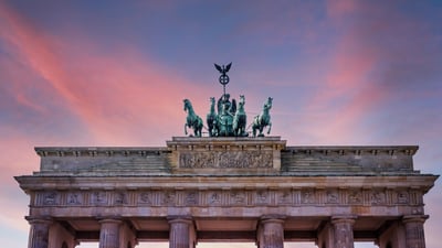 Bing wallpaper October 2, 2025. Brandenburger Tor bei Sonnenuntergang, Berlin (© Craig Hastings/Getty Images)