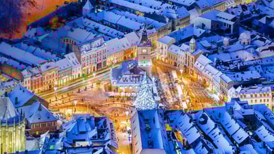 Bing wallpaper December 3, 2020. Christmas market in the main square of Braşov, Romania (© Alpineguide/Alamy)