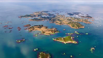 Bing wallpaper March 23, 2022. ブレア島, フランス コート＝ダルモール (© LECLERCQ Olivier/hemis.fr/Alamy)