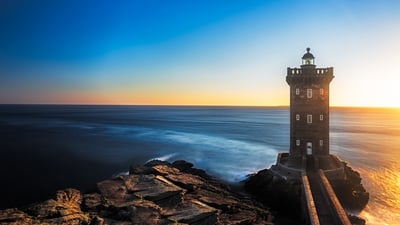Bing wallpaper February 1, 2026. Le phare de Kermorvan au coucher de soleil, Bretagne, France (© Fisfra/Getty Images)