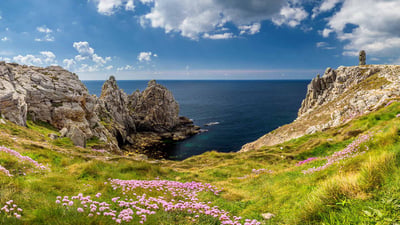 Bing wallpaper March 11, 2020. Pointe de Pen-Hir et le monument aux Bretons de la France libre sur la presqu’ile de Crozon, Bretagne (© DaLiu/Shutterstock)
