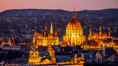 Bing wallpaper November 18, 2025. Parlement, Budapest, Hongrie (© Alexander Spatari/Getty Images)