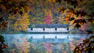 Bing wallpaper October 27, 2020. ｢カンブロン屋根付橋｣米国アラバマ州, ハンツビル (© Jens Lambert/Shutterstock)