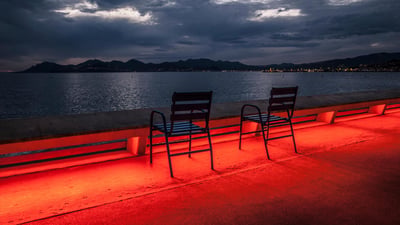Bing wallpaper May 16, 2022. Deux chaises sur la croisette, Cannes (© BEAUMONT Frédéric/Alamy)