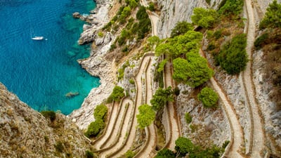 Bing wallpaper September 27, 2023. The Via Krupp footpath on Capri island, Italy (© Mikolaj Niemczewski/Shutterstock)
