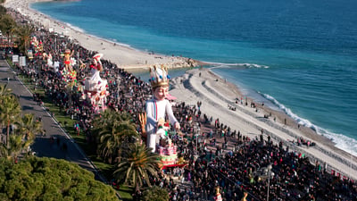 Bing wallpaper February 14, 2025. Défilé du Carnaval de Nice, le Roi sur la Promenade des Anglais (© aerial-photos.com/Alamy Stock Photo)
