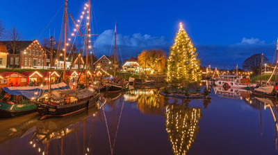 Bing wallpaper December 24, 2021. Schwimmender Weihnachtsbaum im Museumshafen Carolinensiel, Niedersachsen (© Manfred Habel/mauritius images GmbH/Alamy Stock Photo)