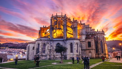 Bing wallpaper April 16, 2025. Iglesia de Santa María de la Asunción, Castro-Urdiales, Cantabria, España (© Fotokon/Shutterstock)