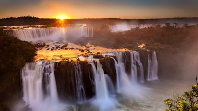 Bing wallpaper June 19, 2022. Pôr do sol nas Cataratas do Iguaçu, em Foz do Iguaçu, no Paraná (© Marcio Cabral/Minden Pictures)