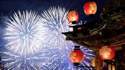 Bing wallpaper December 2, 2024. 花火と豪華な山車,埼玉県 秩父市 (© ASSOCIATED PRESS/AP)