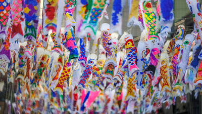 Bing wallpaper May 4, 2022. 大正浪漫夢通りの鯉のぼり, 埼玉 川越市 (© Toa55/iStock/Getty Images Plusc)