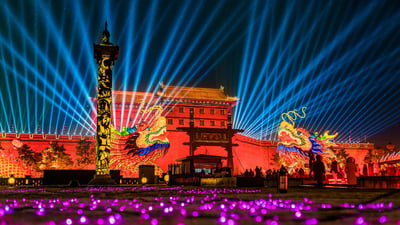 Bing wallpaper February 8, 2024. 灯光秀点亮夜幕中的西安城墙，中国春节 (© Eastimages/Getty Images)