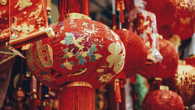 Bing wallpaper January 31, 2022. 寓意幸福和团圆的春节灯笼，中国 (© d3sign/Moment/Getty Images)