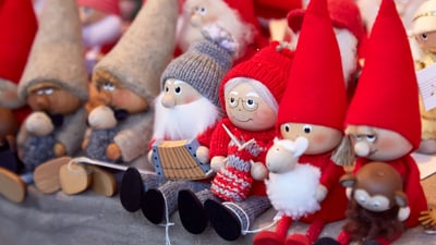 Bing wallpaper December 15, 2025. Lutins faits main sur un marché de Noël (© Veronika Seppanen/Shutterstock)