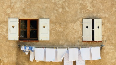 Bing wallpaper August 7, 2026. Du linge qui sèche aux fenêtres d’une maison, Barjols, Var, Provence-Alpes-Côtes d'Azur (© mammuth/Getty Images)