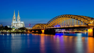 Bing wallpaper February 26, 2025. Hohenzollernbrücke mit dem Kölner Dom und dem Rhein bei Sonnenuntergang in Köln (© Prasit Rodphan/Alamy Stock Foto)