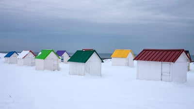 Bing wallpaper January 20, 2025. Cabanes aux toits colorés recouvertes de neige à Gouville-sur-Mer, Normandie (© Andia/Getty Images)