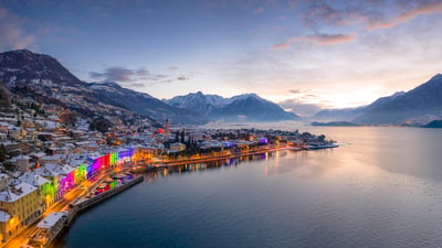 Bing wallpaper December 7, 2025. Illuminations de Noël sur les bâtiments de Domaso, lac de Côme, Italie (© Roberto Moiola/Getty Images)