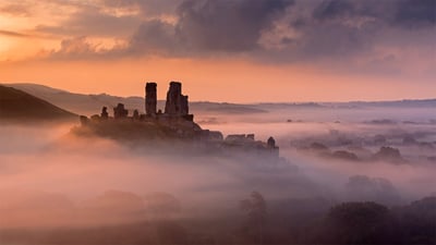 Bing wallpaper October 25, 2020. ｢コーフ城｣イギリス, ドーセット (© Ross Hoddinott/Minden Pictures)
