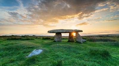 Bing wallpaper March 13, 2026. Lanyon Quoit, dolmen néolithique à Cornwall, Angleterre (© Helen Hotson/Alamy)