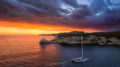 Bing wallpaper January 8, 2026. Coucher de soleil à Bonifacio, Corse, France (© Wirestock/Getty Images)