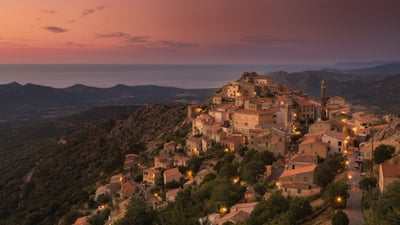 Bing wallpaper October 16, 2025. Lumière du soir sur le village de Speloncato, Corse (© joningall/Getty Images)