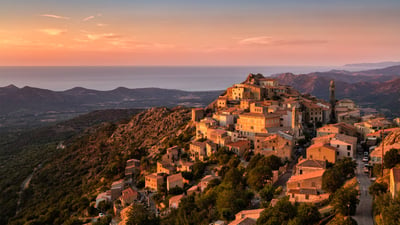 Bing wallpaper July 8, 2020. Soleil du soir sur le village perché de Speloncato en Corse (© joningall/iStock/Getty Images Plus)