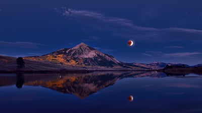 Bing wallpaper April 19, 2023. 克雷斯特德比特山上方的月食，科罗拉多州，美国 (© Mengzhonghua Photography/Getty Images)
