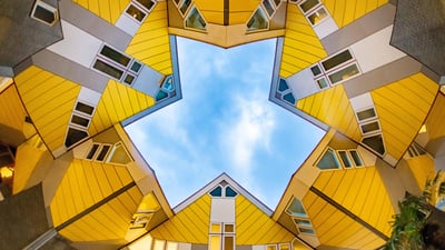 Bing wallpaper May 21, 2021. Maisons cubes à Rotterdam créées par l’architecte Piet Blom (© Don Mennig/Alamy Stock Photo)