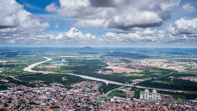 Bing wallpaper April 8, 2024. Vista aérea da cidade de Cuiabá e do rio Cuiabá, Mato Grosso (© Lucas Ninno/Getty Images)